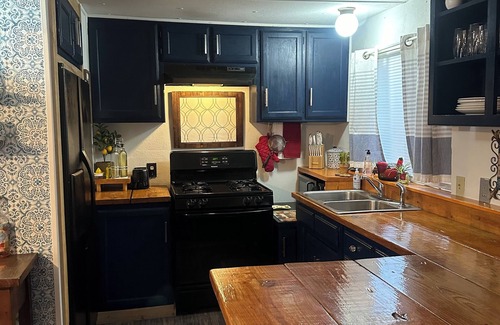 Morgan Mill House | Charming 3-bedroom mobile home with Starlink WiFi in serene area of Stephenville