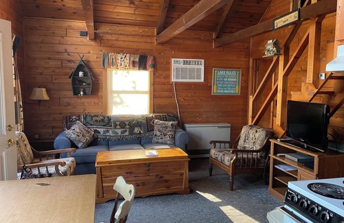 West Branch Cottage | Charming 3-bedroom cottage on Lake Ogemaw in West Branch, Michigan