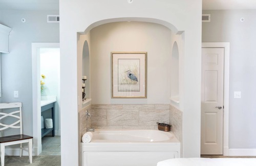 Lackey Resort | Charming 3-bedroom resort with AC, fitness room in Williamsburg, and 3 pools.