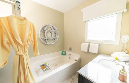 Lackey Resort | Charming 3-bedroom resort with AC, fitness room in Williamsburg, and 3 pools.