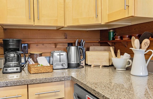 Town Center Cabin | Charming 3-bedroom cabin in Woodinville with AC, WiFi
