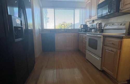 Pittsburg House | Charming 3-bedroom Waterfront Oasis with WiFi, AC in superb Pittsburg California