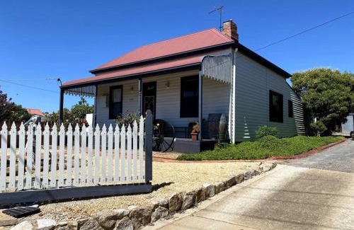 Rutherglen House | Charming 3 bedroom wine country cottage