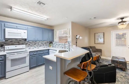 Tomball House | Charming 3 br Blue Door Townhome