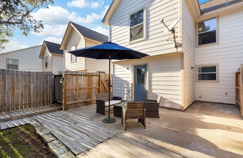 Tomball House | Charming 3 br Blue Door Townhome