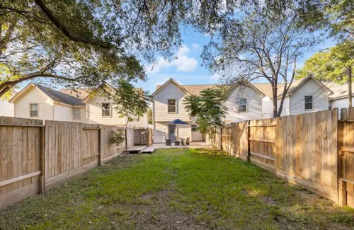 Tomball House | Charming 3 br Blue Door Townhome