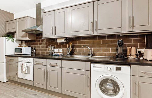 Canonbury House | Charming 3-BR Flat with Ensuite Master and Balcony