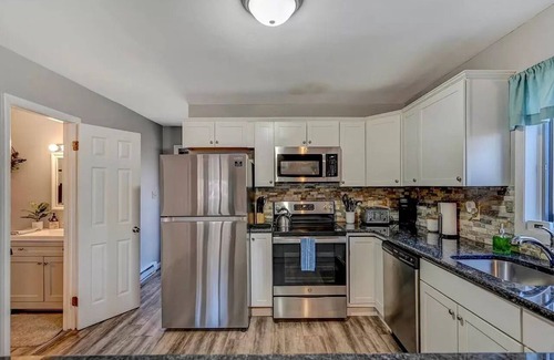Mount Pocahontas House | Charming 3 BR Home Hot Tub, EV Charger, Pool Access, BBQ, Pet-Friendly, King Bed