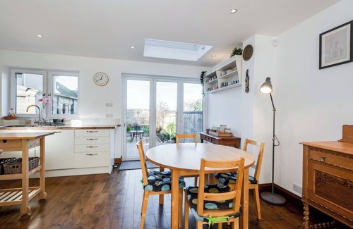 Oxford House | Charming 3 BR House - garden & parking Near CS Lewis park