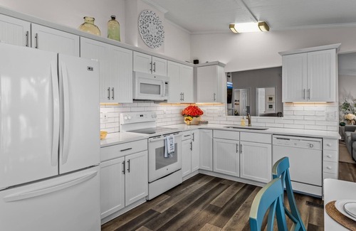 Sherrills Ford House | Charming 3 BR, Lakefront House on Lake Norman with Dock and Pier Bar