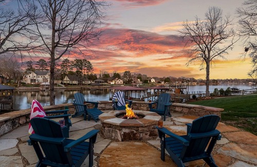 Sherrills Ford House | Charming 3 BR, Lakefront House on Lake Norman with Dock and Pier Bar
