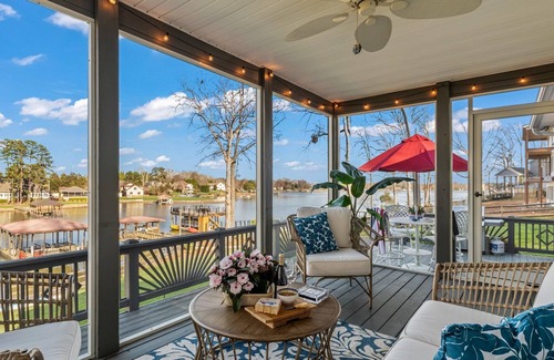 Sherrills Ford House | Charming 3 BR, Lakefront House on Lake Norman with Dock and Pier Bar