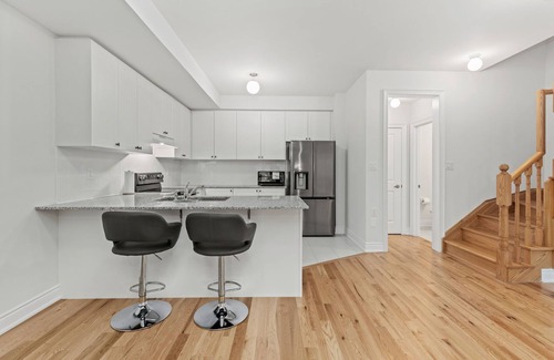 Vaughan House | Charming 3-Story Townhouse, Free Parking