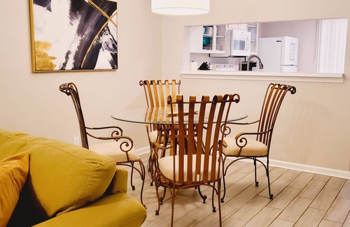 Arlington House | Charming 30+ Day Stay 2-bedroom townhome with WiFi, AC in fabulous Jacksonville