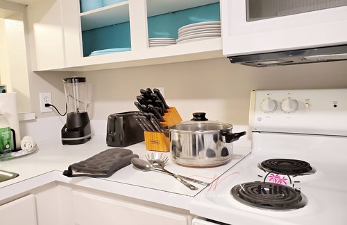 Arlington House | Charming 30+ Day Stay 2-bedroom townhome with WiFi, AC in fabulous Jacksonville