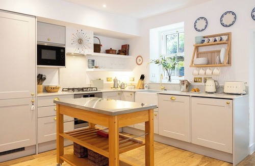 Macclesfield House | Charming 3B Cottage in Bollington