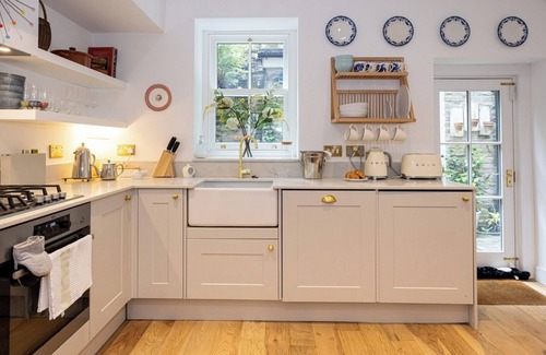 Macclesfield House | Charming 3B Cottage in Bollington