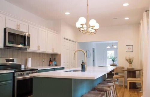Columbia House | Charming 3BD 2BA at Melrose