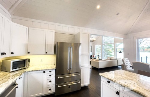 Bala Cottage | Charming 3bed, 4bath cottage on Butterfly Lake in the heart of Muskoka!