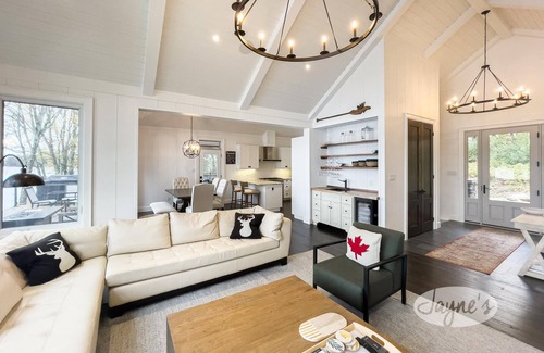 Bala Cottage | Charming 3bed, 4bath cottage on Butterfly Lake in the heart of Muskoka!