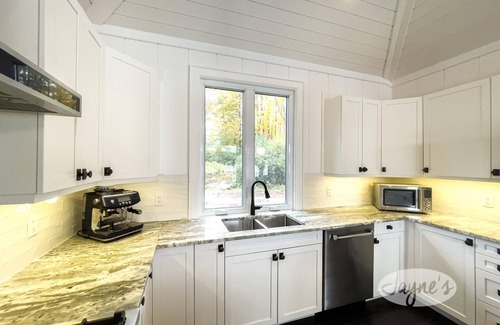 Bala Cottage | Charming 3bed, 4bath cottage on Butterfly Lake in the heart of Muskoka!
