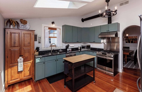 Ames House | Charming 3BR/3.5BA Modern Retreat