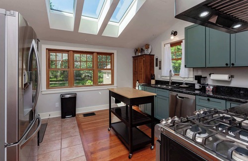 Ames House | Charming 3BR/3.5BA Modern Retreat