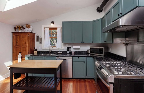 Ames House | Charming 3BR/3.5BA Modern Retreat