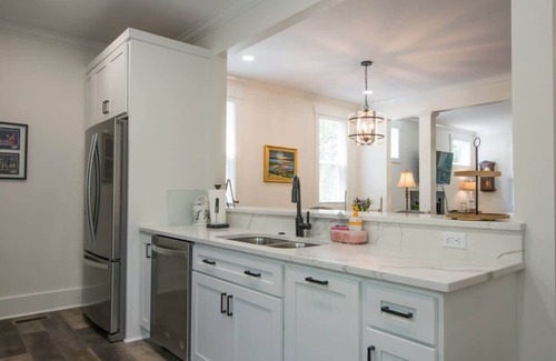 Flat Rock House | Charming 3BR, Balcony, Walk to Flat Rock Playhouse