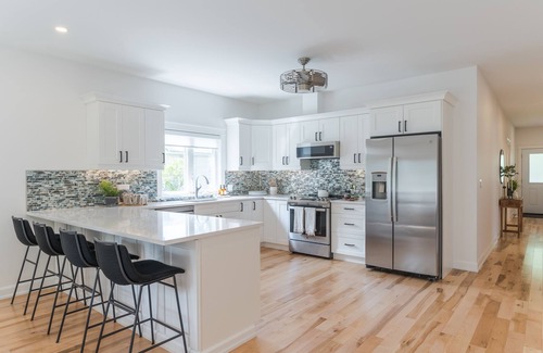 Port Hope House | Charming 3BR Bungalow + Hot Tub in Port Hope