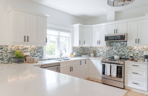 Port Hope House | Charming 3BR Bungalow + Hot Tub in Port Hope