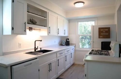 Ferndale House | Charming 3br Bungalow - Park Facingnn