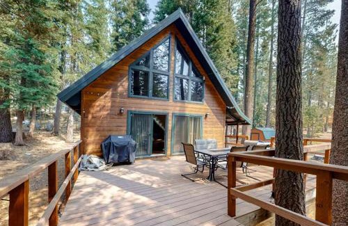 Pla-Vada Woodlands House | Charming 3BR Cabin Close to Donner Lake