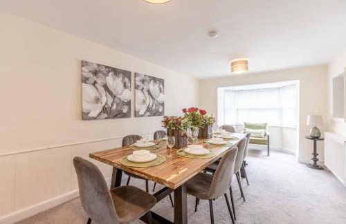 Datchet House | Charming 3BR Cottage Near Windsor and Sights