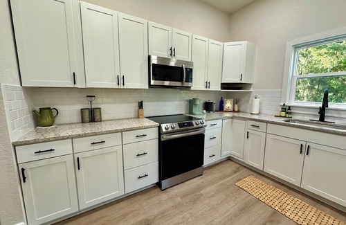 Sanford House | Charming 3BR Farmhouse with Firepit Hammock Porch Retreat!