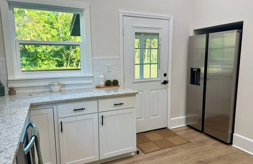 Sanford House | Charming 3BR Farmhouse with Firepit Hammock Porch Retreat!