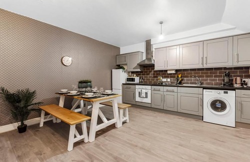 Canonbury Apartment | Charming 3BR Flat with Ensuite Master and Balcony