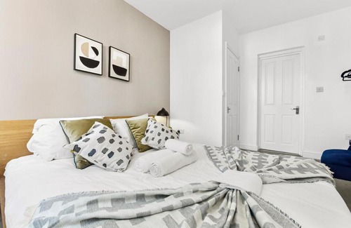 Canonbury Apartment | Charming 3BR Flat with Ensuite Master and Balcony