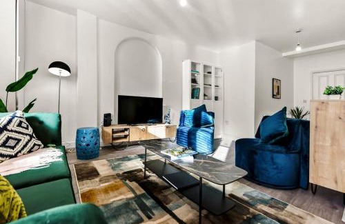 Canonbury Apartment | Charming 3BR Flat with Ensuite Master and Balcony