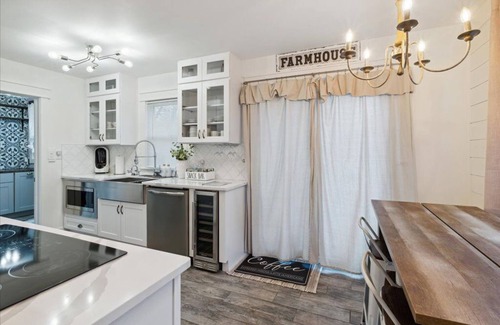 Drayton Plains House | Charming 3BR Home Near Birmingham Walk to Downtown Office, Fireplace, Vinyl
