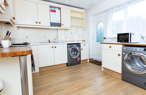 Ridgeway House | Charming 3BR House - Perfect for Group Stays