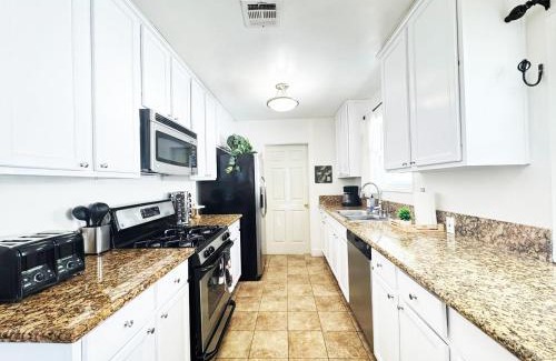Universal City House | Charming 3BR House - Hal-UC