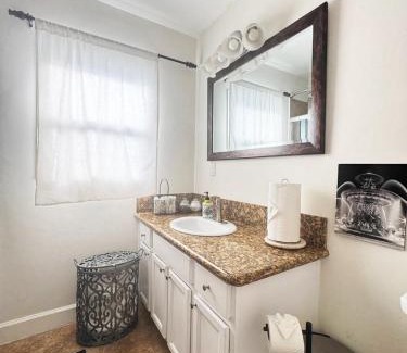 Universal City House | Charming 3BR House - Hal-UC