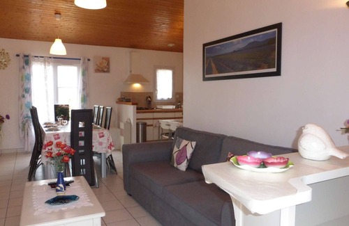 Givrand House | Charming 3BR House in Givrand, 6km from Beach, Peaceful Setting, 3-Star Rating, Sleeps 6