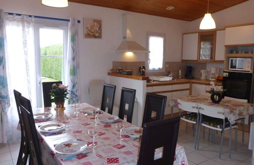 Givrand House | Charming 3BR House in Givrand, 6km from Beach, Peaceful Setting, 3-Star Rating, Sleeps 6