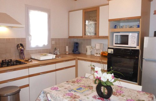 Givrand House | Charming 3BR House in Givrand, 6km from Beach, Peaceful Setting, 3-Star Rating, Sleeps 6