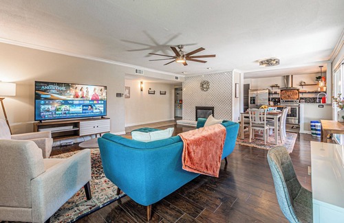 Garland House | Charming 3BR House - Pool, Games, and Grill in Garland