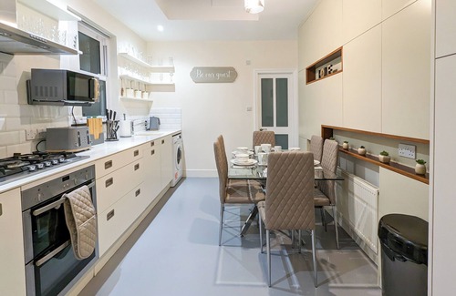 Seven Sisters Apartment | Charming 3BR in Trendy Tottenham Neighborhood
