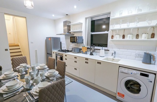 Seven Sisters Apartment | Charming 3BR in Trendy Tottenham Neighborhood