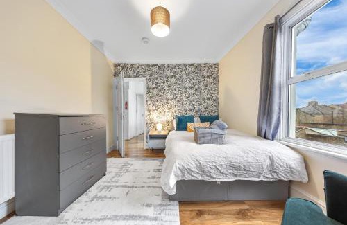 Hoe Street House | Charming 3BR Near Tube - Walk To Cafes, Lloyd Park - Copeland 3BR Combo